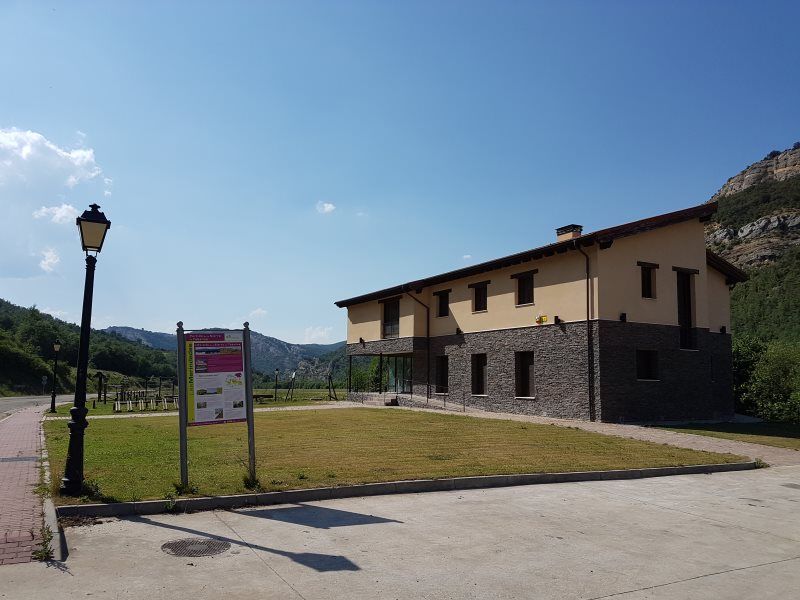 YA ESTA ALQUILADO!!!!!!!!!     /  SE ALQUILA EL HOTEL RURAL UBICADO EN RANERA